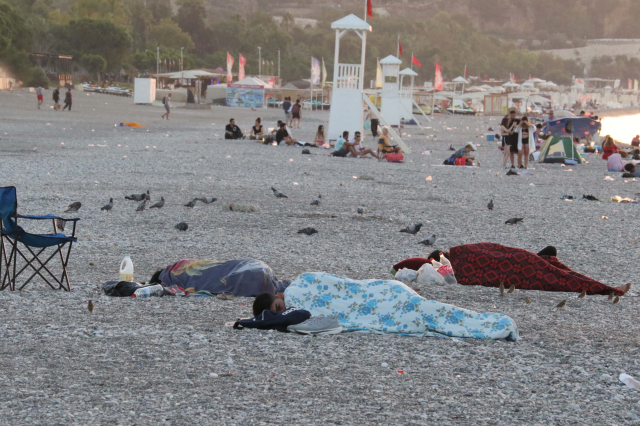 Sıcaklıkların rekor kırdığı Antalya'da vatandaşlar sahilde sabahladı