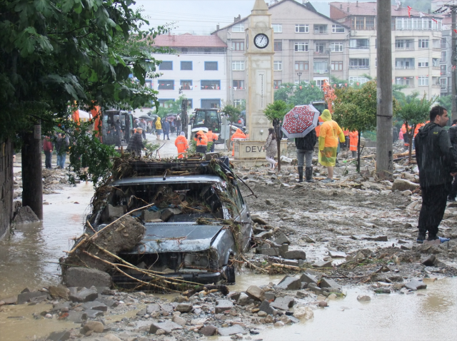 Karadeniz'de sel mücadelesi! Ev ve iş yerleri çamurla kaplandı, kayıp 1 kişi aranıyor