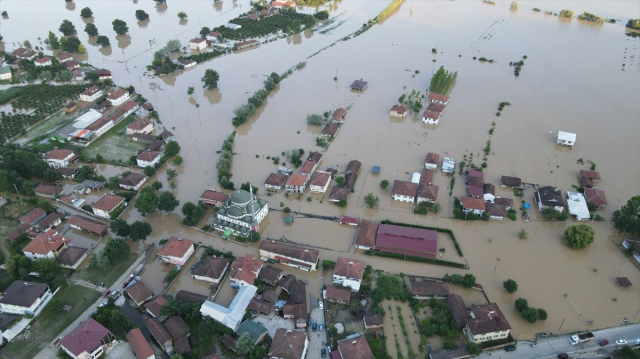 Karadeniz'de sel mücadelesi! Ev ve iş yerleri çamurla kaplandı, kayıp 1 kişi aranıyor