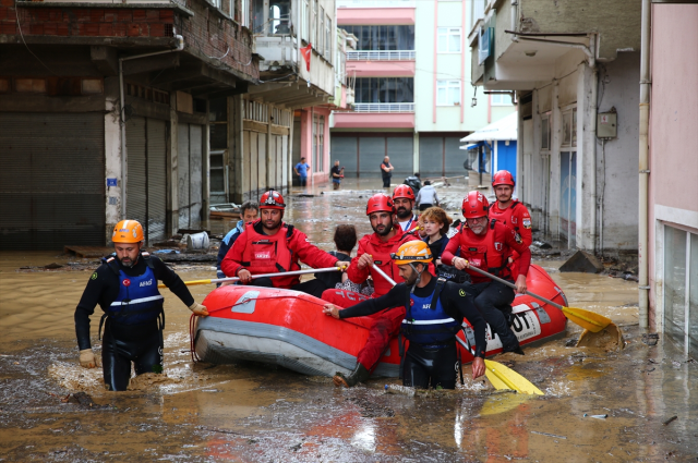 Karadeniz'de sel mücadelesi! Ev ve iş yerleri çamurla kaplandı, kayıp 1 kişi aranıyor