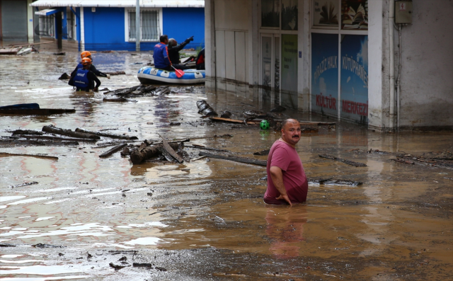 Karadeniz'de sel mücadelesi! Ev ve iş yerleri çamurla kaplandı, kayıp 1 kişi aranıyor