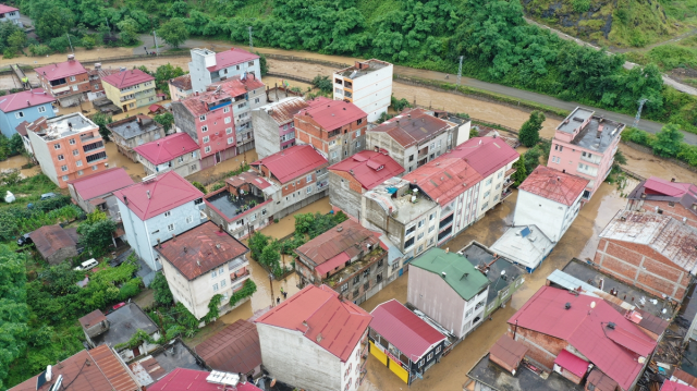 Karadeniz'de sel mücadelesi! Ev ve iş yerleri çamurla kaplandı, kayıp 1 kişi aranıyor