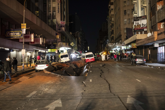 Güney Afrika'da şiddetli patlama! Yol yarıldı, ölü ve yaralılar var