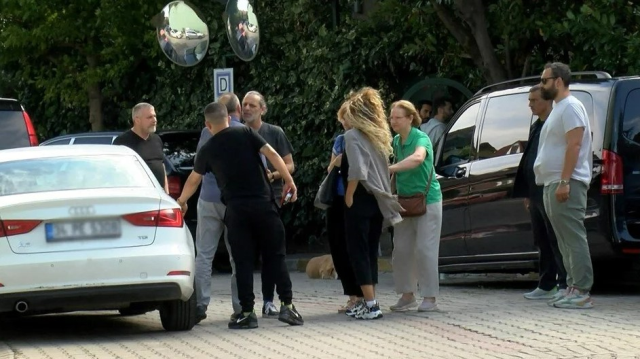 Cem Yılmaz, Zafer Algöz ve Ozan Güven taziye için Özkan Uğur'un evine gitti