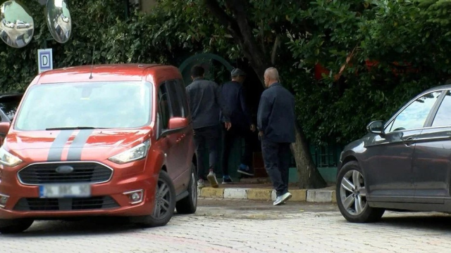 Cem Yılmaz, Zafer Algöz ve Ozan Güven taziye için Özkan Uğur'un evine gitti