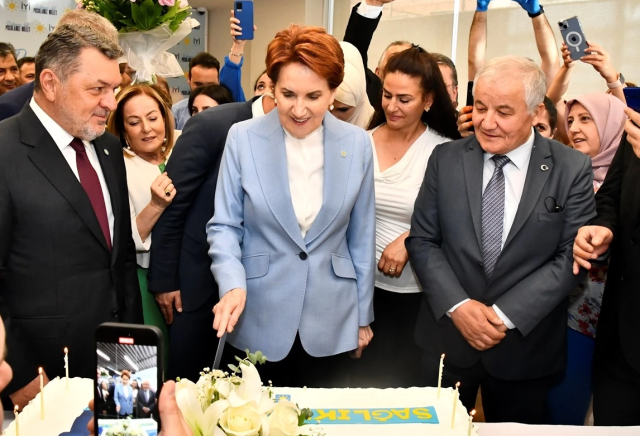 Akşener'den doğum gününü meşale yakarak kutlayan partililere bomba tepki: Saçımızı başımızı yakmaya kararlısınız