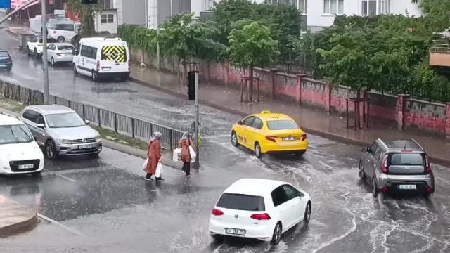 Rekor kıran sıcaklıkların ardından İstanbul'da sağanak yağış aniden bastırdı