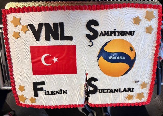 Pilottan, şampiyon olan A Milli Kadın Voleybol Takımı için özel anons: Türk kadınının gücünü gösterdiniz