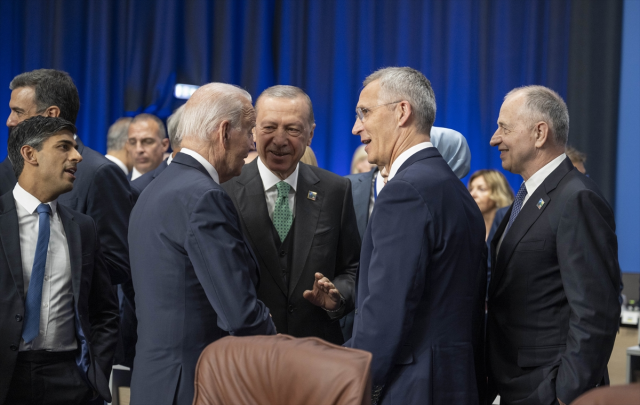 NATO Zirvesi'ne damga vuran kare! Erdoğan, Biden ve Zelenski ayaküstü sohbet etti