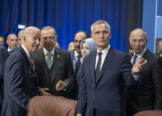 NATO Zirvesi'ne damga vuran kare! Erdoğan, Biden ve Zelenski ayaküstü sohbet etti