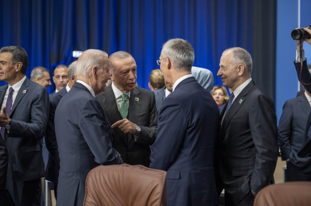 NATO Zirvesi'ne damga vuran kare! Erdoğan, Biden ve Zelenski ayaküstü sohbet etti