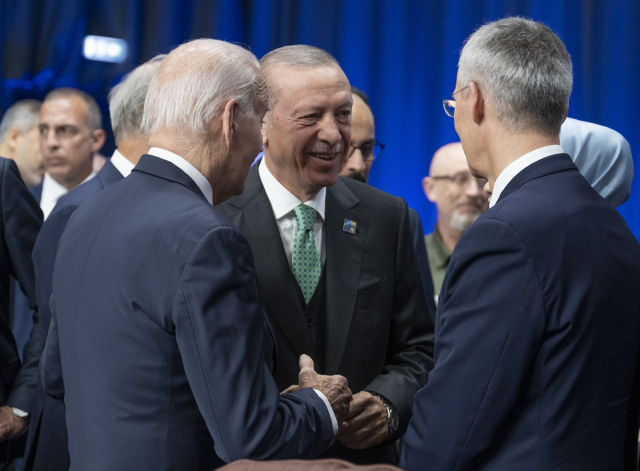 NATO Zirvesi'ne damga vuran kare! Erdoğan, Biden ve Zelenski ayaküstü sohbet etti