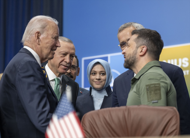 NATO Zirvesi'ne damga vuran kare! Erdoğan, Biden ve Zelenski ayaküstü sohbet etti