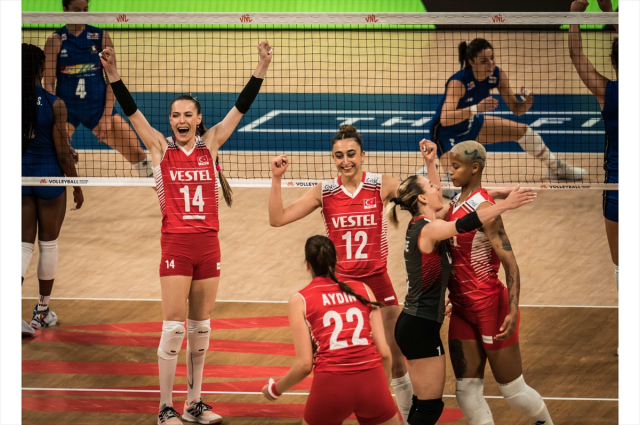 A Milli Kadın Voleybol Takımı İtalya'yı 3-0 yenerek yarı finalist oldu