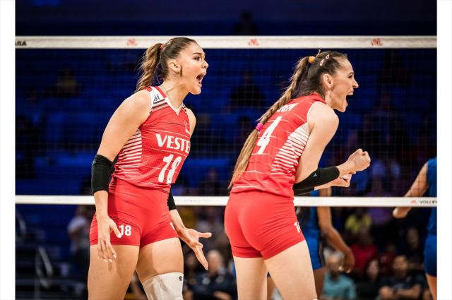 A Milli Kadın Voleybol Takımı İtalya'yı 3-0 yenerek yarı finalist oldu