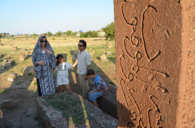 Ünlü oyuncu Wilma Elles, eşinin memleketi Bitlis'e gidip kayınvalidesinin elini öptü