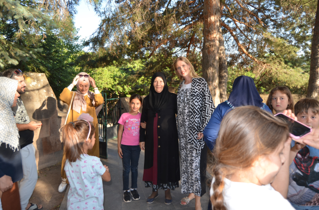 Ünlü oyuncu Wilma Elles, eşinin memleketi Bitlis'e gidip kayınvalidesinin elini öptü