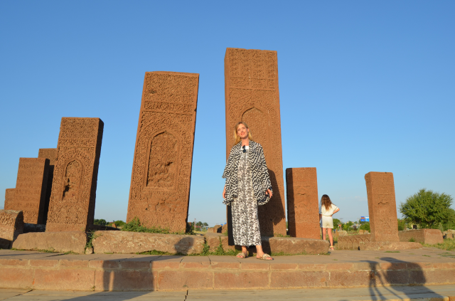 Ünlü oyuncu Wilma Elles, eşinin memleketi Bitlis'e gidip kayınvalidesinin elini öptü