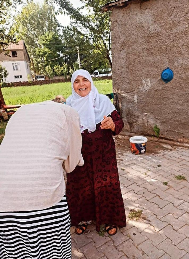 Ünlü oyuncu Wilma Elles, eşinin memleketi Bitlis'e gidip kayınvalidesinin elini öptü