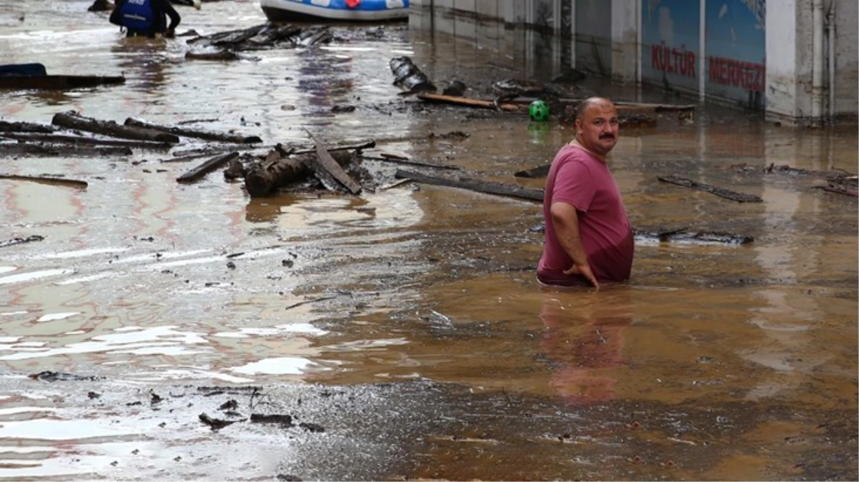 Karadeniz’de sel mücadelesi! Ev ve iş yerleri çamurla kaplandı, kayıp 1 kişi aranıyor
