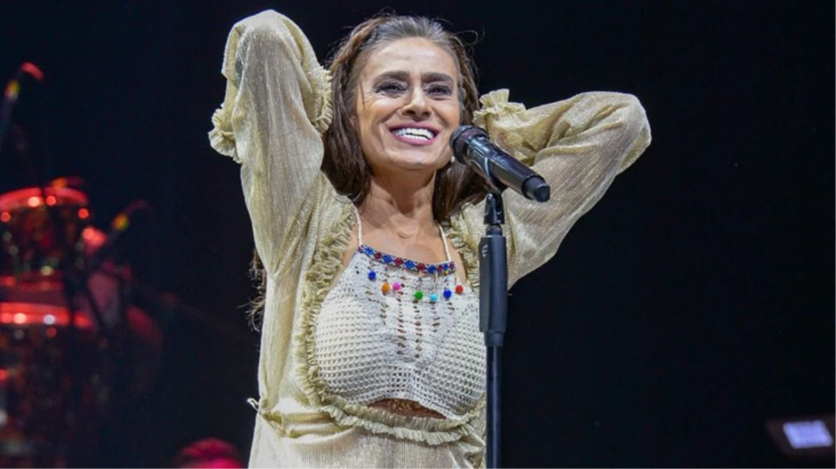 Saçlarını kazıtan Yıldız Tilbe, binlerce hayranının önünde peruğunu çıkardı