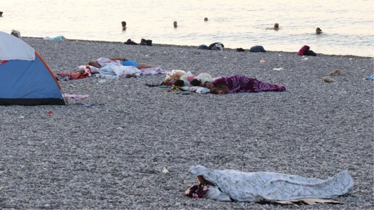 Sıcaklıkların rekor kırdığı Antalya’da vatandaşlar sahilde sabahladı