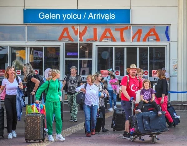 Yılın ilk 7 ayında Antalya'ya gelen turist sayısı 8 milyonu aşarak rekor kırdı