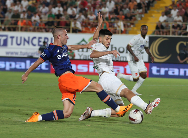 Başakşehir'e soğuk duş! Alanyaspor, Emre Belözoğlu'nun öğrencilerini rahat geçti