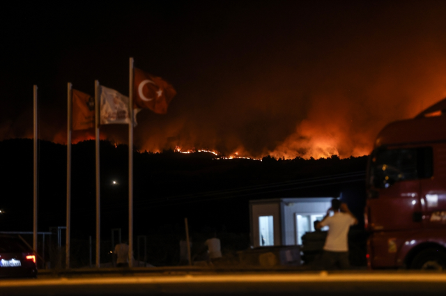 Son dakika: Çanakkale'de devam eden orman yangını şehir merkezine kadar yaklaştı