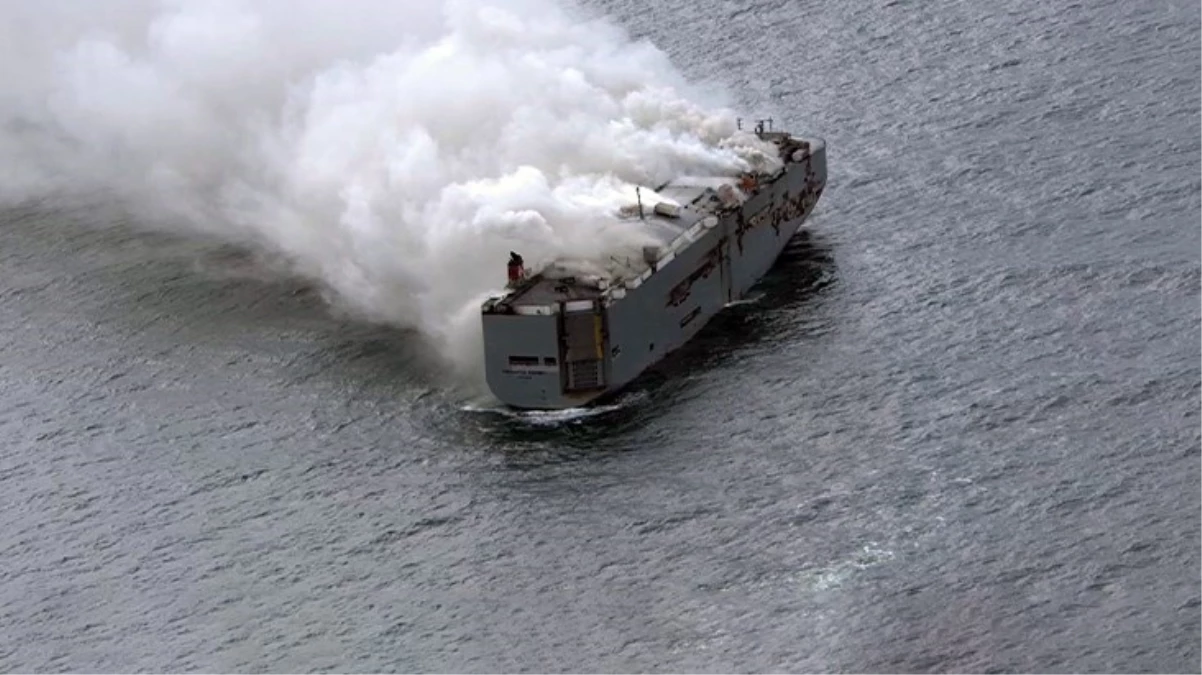 3 bin otomobilin bulunduğu gemi 10 gündür yanıyor! Bir sebeple ekiplerin eli kolu bağlı