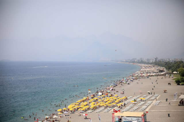 Antalya'yı kaplayan nem bulutları nedeniyle havalimanına iniş yapamayan bazı uçaklar farklı şehirlere yönlendirildi