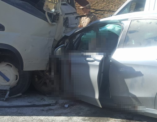 Hakkari'de otomobille kamyonet kafa kafaya çarpıştı: 2 ölü, 2 yaralı