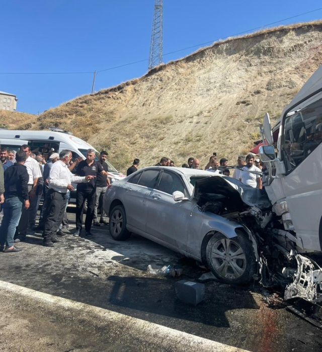 Hakkari'de otomobille kamyonet kafa kafaya çarpıştı: 2 ölü, 2 yaralı