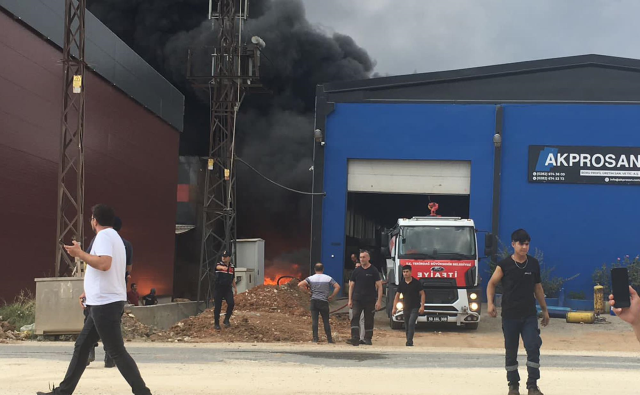 Tekirdağ'da kimya fabrikasında yangın! Peş peşe patlamalar oldu, gökyüzünü dumanlar kapladı