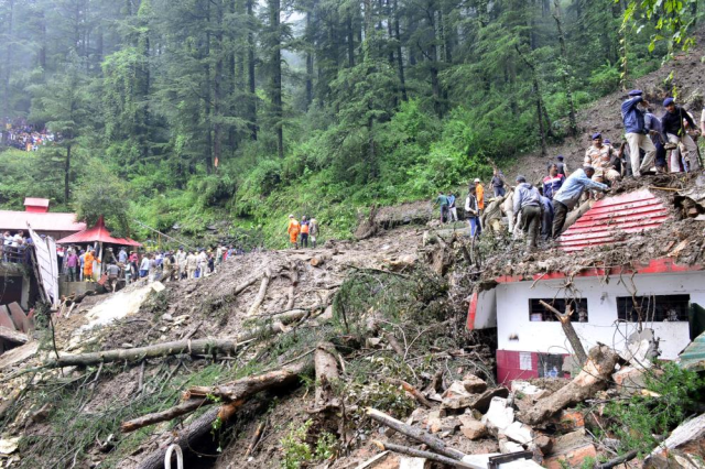 Hindistan'da sel ve toprak kaymaları nedeniyle 50'den fazla kişi hayatını kaybetti