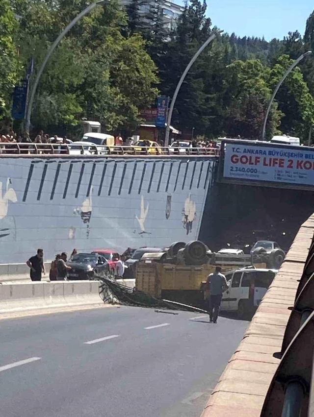 Hafriyat kamyonu alt geçitteki otomobilin üzerine düştü: 2 yaralı