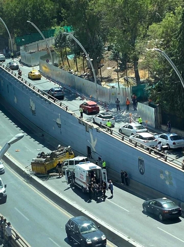 Hafriyat kamyonu alt geçitteki otomobilin üzerine düştü: 2 yaralı