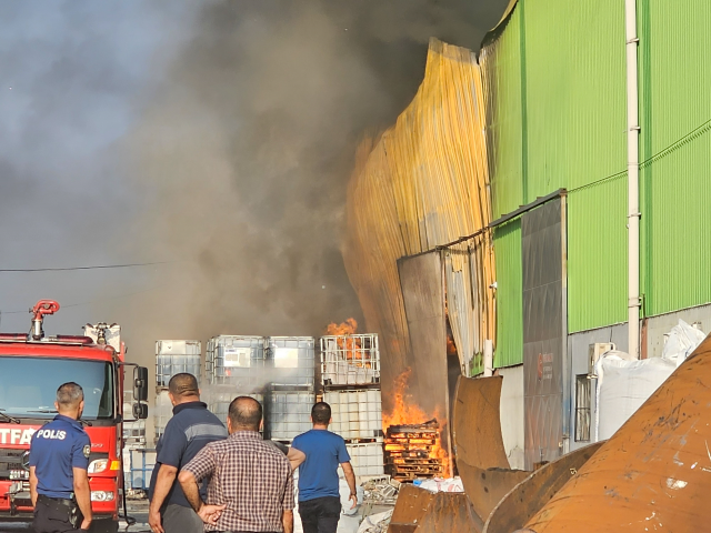 Adana Valisi Elban: Yangında can kaybı ya da yaralımız yok, etkilenen iş yeri sayısı ise 18