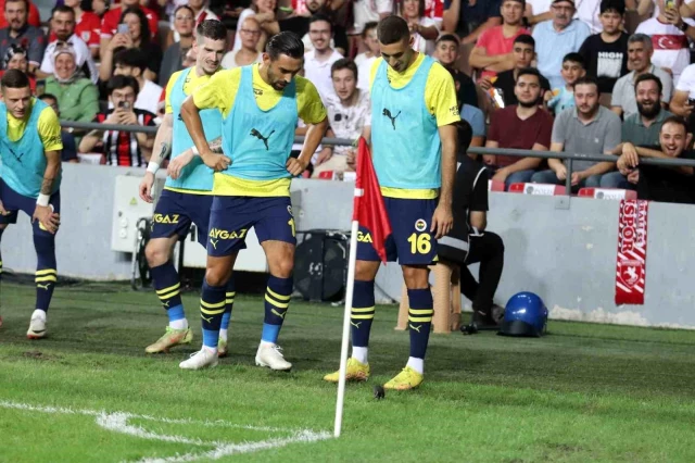 Futbolcuların yanına kadar gitti! Samsunspor-Fenerbahçe maçında sahaya fare girdi