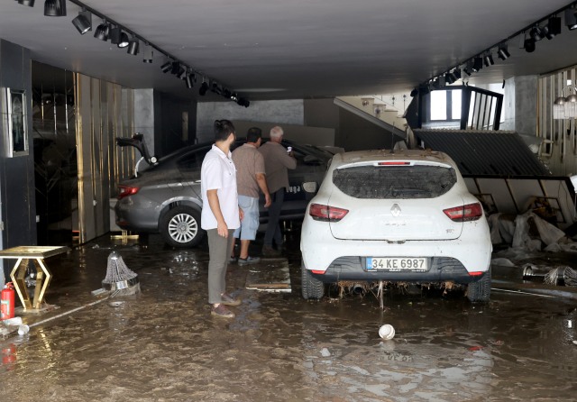 Son Dakika: İstanbul'da selden etkilenen ailelere 15 bin TL para yardımı yapılacak