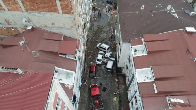 İstanbul'da sel sularının viraneye çevirdiği sokaklar böyle görüntülendi