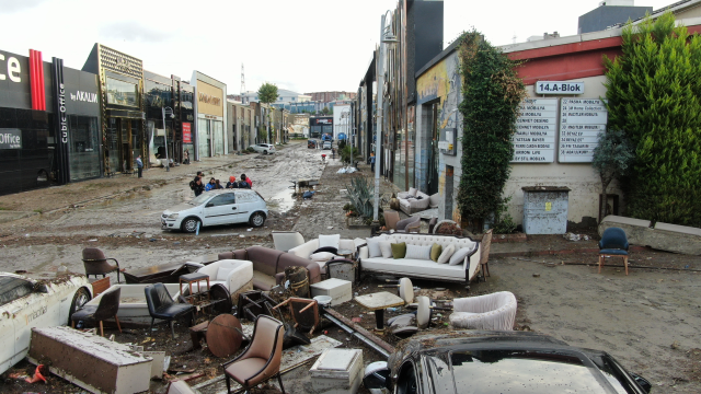 İstanbul'da sel sularının viraneye çevirdiği sokaklar böyle görüntülendi