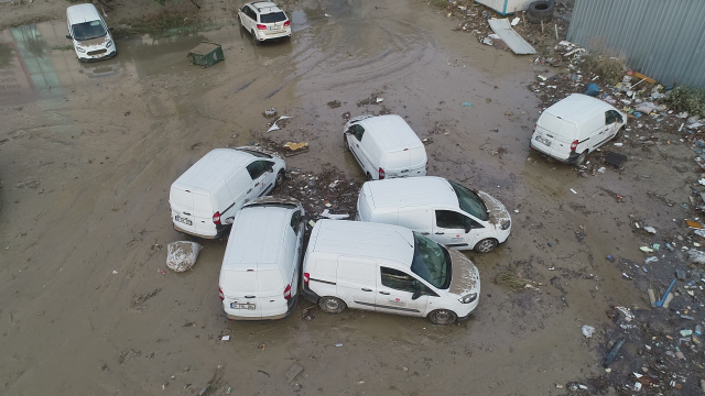 İstanbul'da sel sularının viraneye çevirdiği sokaklar böyle görüntülendi