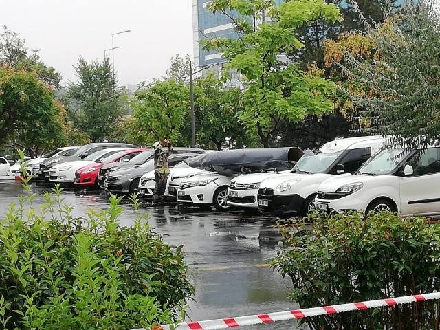 Son Dakika: Ankara semalarında uçan F-4 savaş uçağının bir parçası açık otoparka düştü