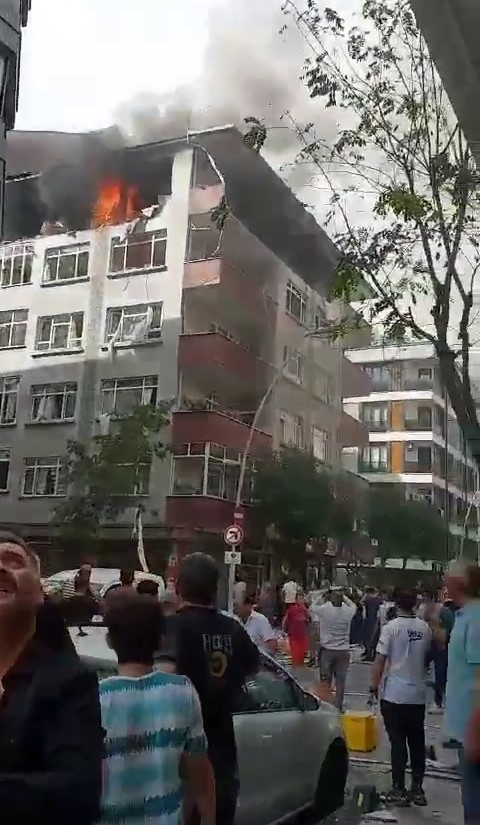 Son Dakika! İstanbul Şirinevler'de bir binada patlama meydana geldi: 1 ölü, 2 yaralı