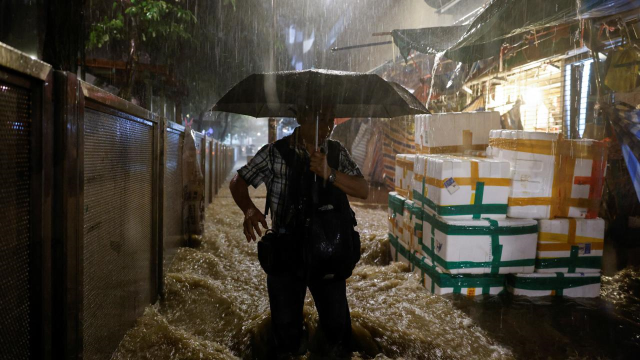 Hong Kong'da tayfun ve sel bir arada: 2 kişi hayatını kaybetti, 110 kişi yaralandı