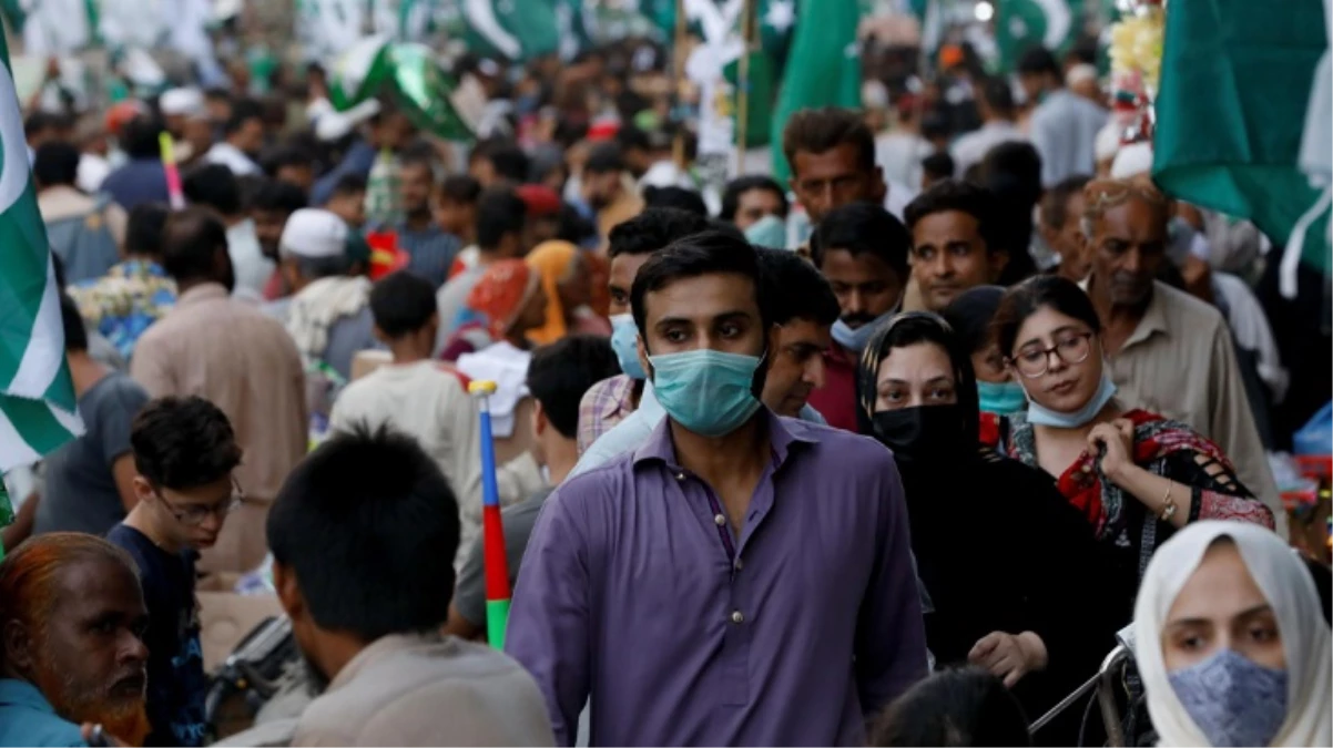 Pakistan’da “kırmızı göz” alarmı! Vaka sayılarının patlaması sonrasında okullar tatil edildi