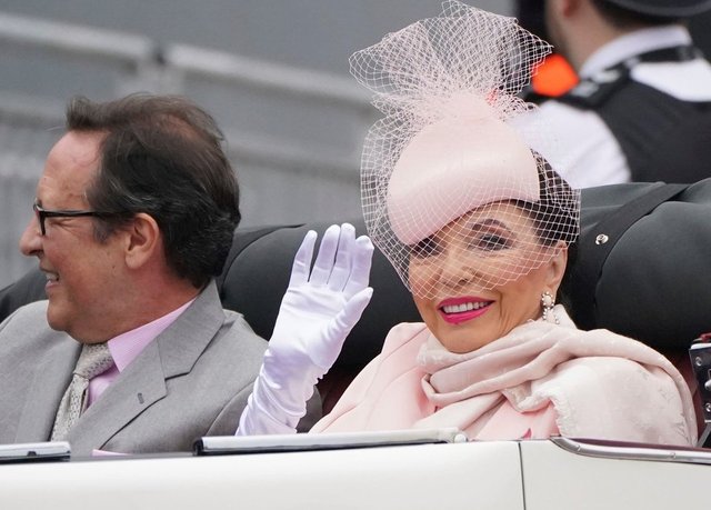 Joan Collins: Turnayı gözünden vurdum