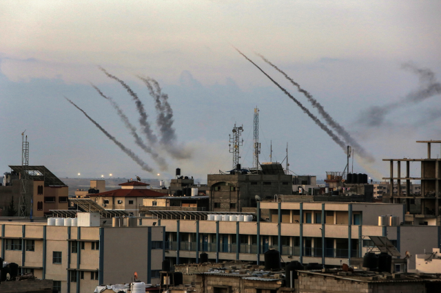 Saldırıya geçen Hamas'ın silahlı kanadı, İsrail'deki polis merkezini ele geçirdi