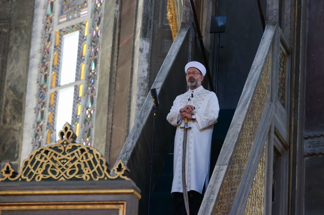 Diyanet İşleri Başkanı Ali Erbaş, elinde kılıçla Filistin için hutbe okudu